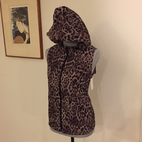 VINCE CAMUTO - Leopard Print Hooded Cargo Vest - Picture 8 of 10